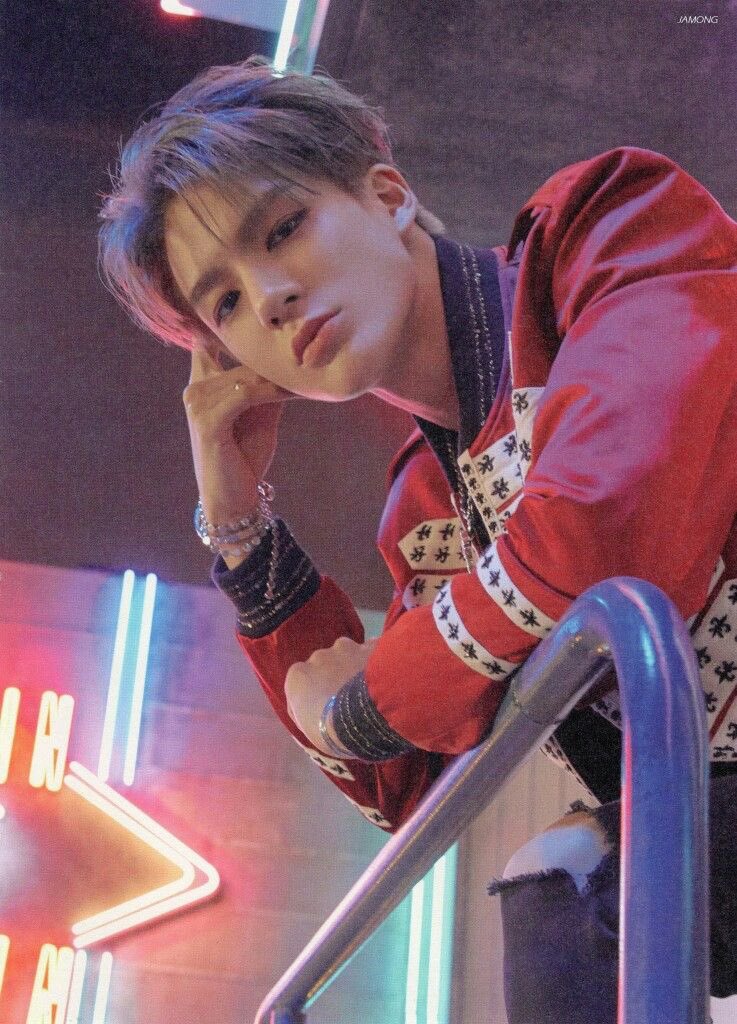 ว่าไงครับคุณเดือนคณะ วันนี้เรามีถ่ายรูปเดี่ยวนะครับมัวแต่มองหน้าผมนั่นแหละเฮีย ไปๆไปเปลี่ยนเสื้อได้แล้ว เออเสื้อนี้เหมาะกับเฮียดีนะแล้วนี้เมื่อไหร่จะเลิกมองหน้าผมครับเนี่ยผมล่กนะ เดี๋ยวนะเฮียเฮียจะให้ผมถ่ายอย่างนี้เลยหรอแบบเฮียมองหน้าผมนี่นะ? โอเคๆยอมได้แล้วครับเฮียรูปนี้หล่อมาก