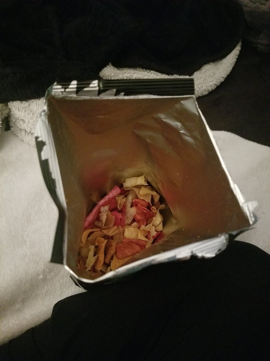 Jay_Lis's tweet photo. Just opened this bag only to find out the 3/4 of the bag was just air! So ridiculous!! What an incredible waste of money. #TerraChips https://t.co/VH8MDO3fwY