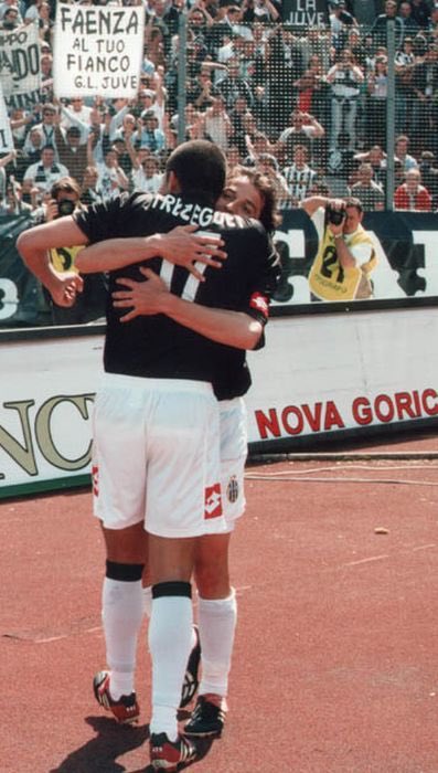 luca_carioli's tweet photo. Ne abbiamo vinti tantissimi. Tanti altri ne vinceremo. Ma uno scudetto bello come quello del 5 maggio 2002 non esiste.
Buon #5maggio fratelli e sorelle ⚪⚫ https://t.co/wjJVwJpy8M