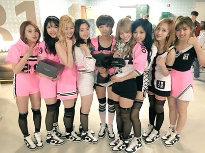 jeongmiso_to_im's tweet photo. #4YearsWithCheerUp
#CheerUp1stWin
#TWICE1stWinAnniversary
+SIXTEEN放送5周年
おめでとう! https://t.co/npMZHtnJTs