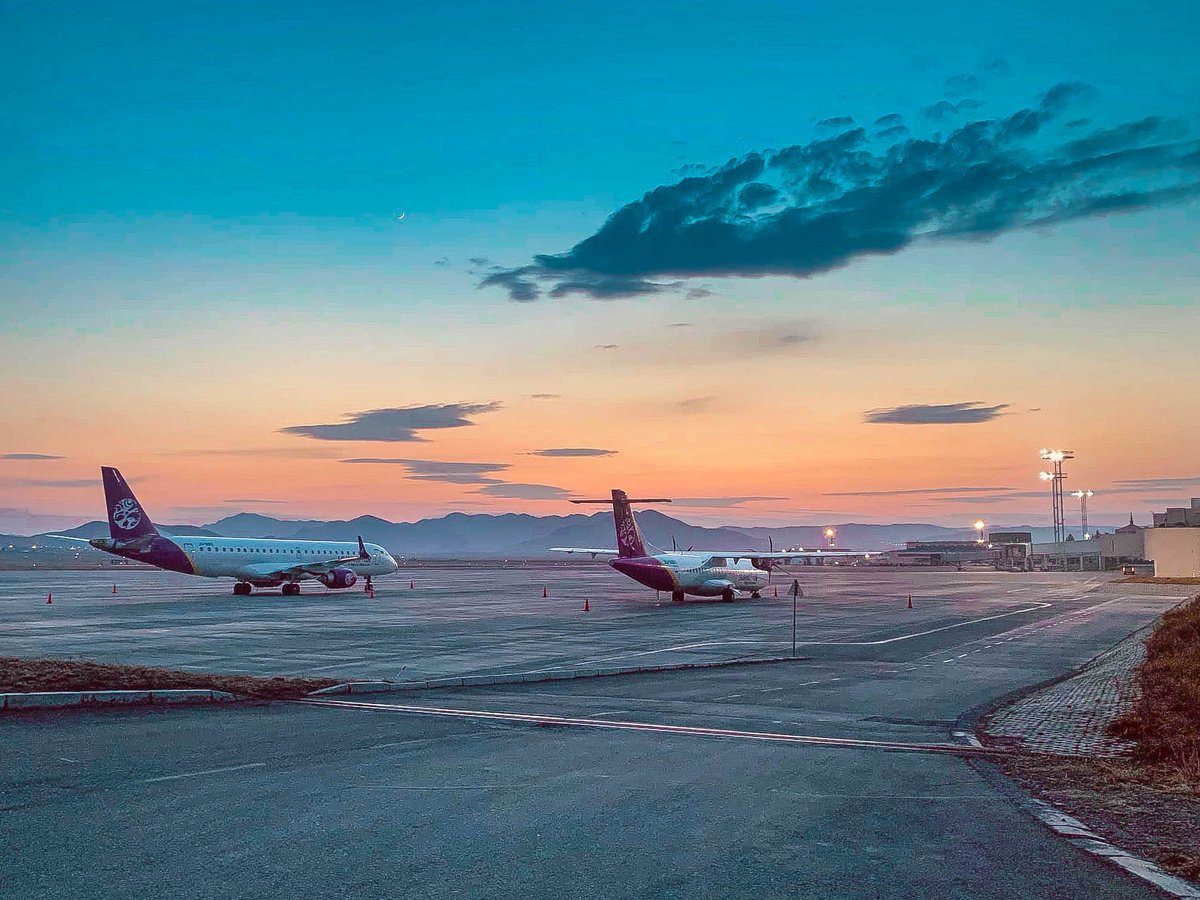 HunnuAir_MR's tweet photo. ✈️Манай E190 болон ✈️ATR-72 агаарын хөлгүүд Чингис Хаан ОУНБ-д
photo via Nanjiddorj Jargalsaikhan
#HunnuAir #Chinggis_Khaan #Evening #After_work https://t.co/zibibsZp0l