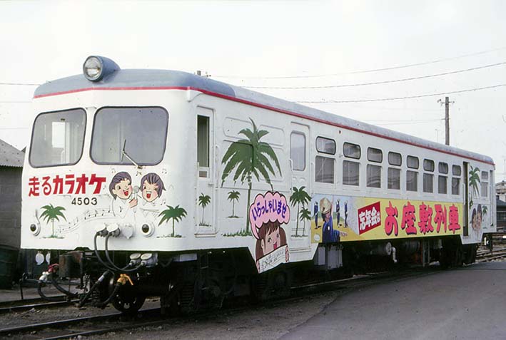 hide885885's tweet photo. よく通っていた1980年代前半の島鉄
この時代楽しかったなぁ～
貨物もいたし、国鉄タイプの全盛期。
キハ17が「ブルートレイン」と呼ばれるリニューアルを受けて、4500がイベント列車に改造されていました(*'▽')
1983-2-11 https://t.co/mzIhWE9bdv