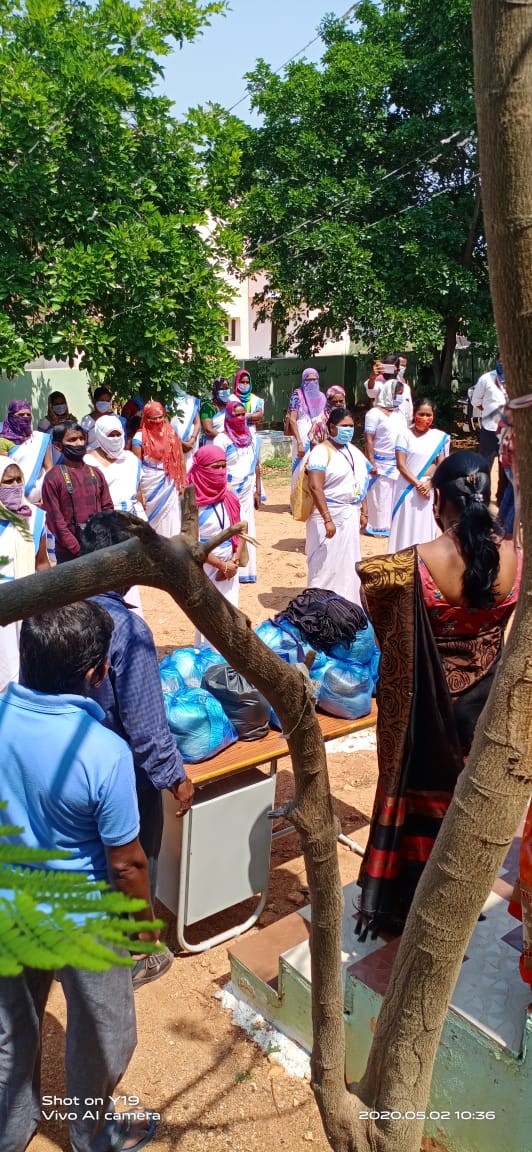 Dr_Devaiah's tweet photo. Naadam Organisation distributed food items to health workers at SamstanNarayanapur, Nalgonda dist.

#CoronaVirus #Covid19  #DrPagidipatiDevaiah #DrDevaiah https://t.co/1o763JUj9y