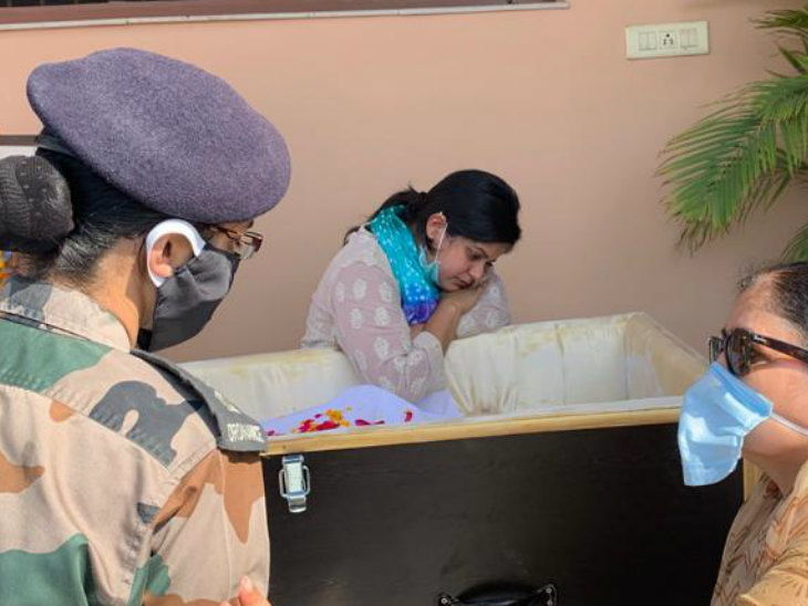 DainikBhaskar's tweet photo. दो शहरों में शहीदों को अंतिम विदाई / जयपुर में कर्नल आशुतोष को मिलिट्री स्टेशन पर श्रद्धांजलि दी गई, पंचकूला में मेजर अनुज की पार्थिव देह देखकर बिलख पड़ीं पत्नी
https://t.co/tqbBYNDY6k  

#HandwaraEncounter #Srinagar @adgpi @DefenceMinIndia #ColonelAshutosh #majoranujsood https://t.co/OEA1LizV3G