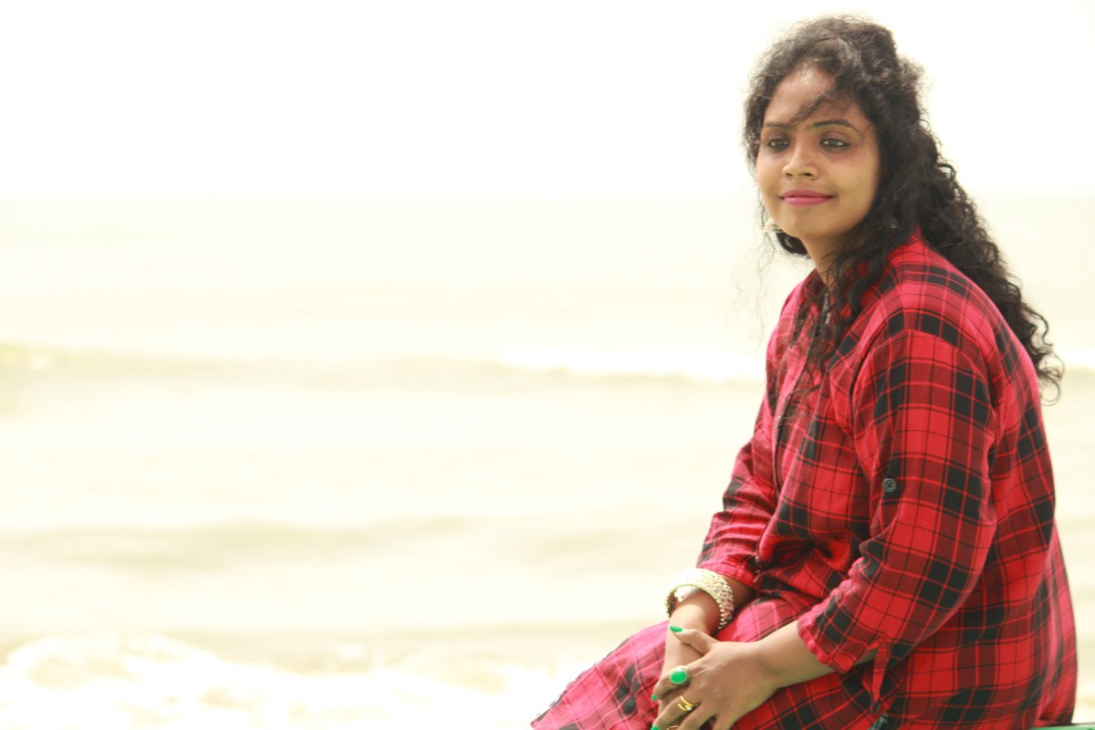 padmavathyvae's tweet photo. Throwback
#yearago #WriterVPadmavathy #funpose https://t.co/4A6NMfXDGl