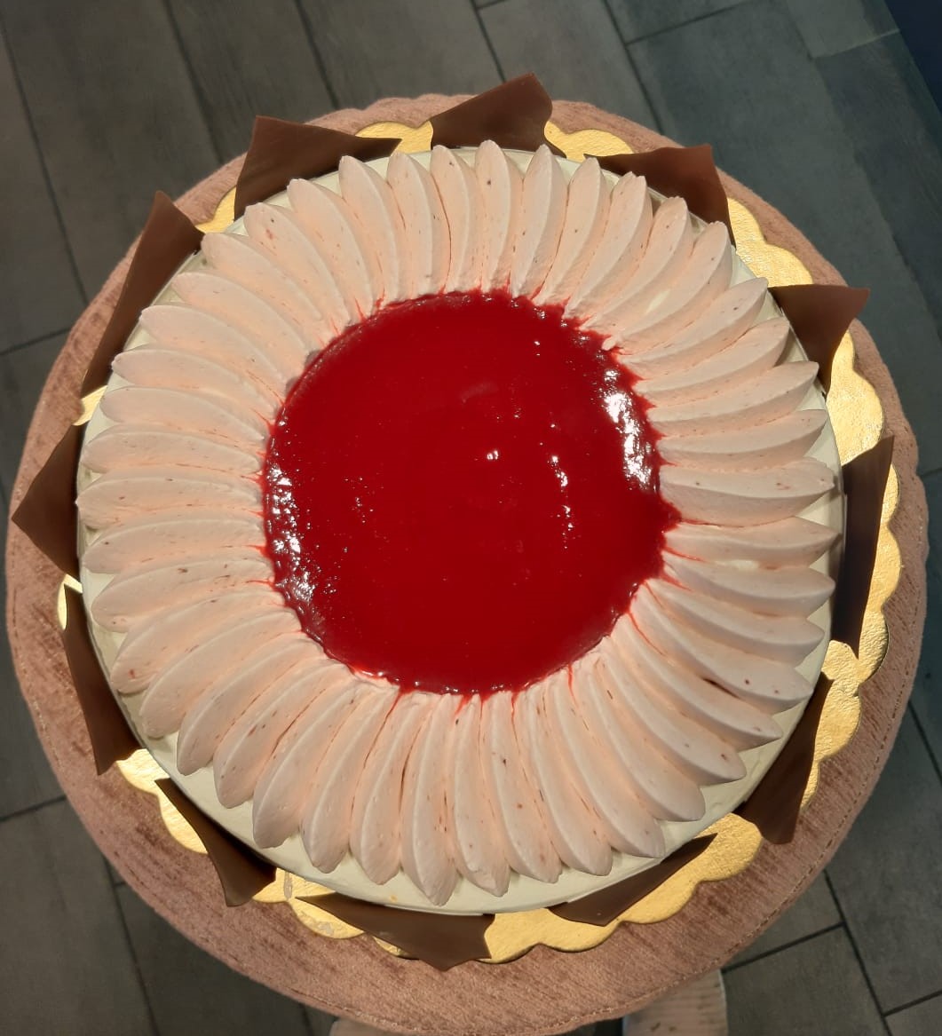 Buongiorno con Pan di spagna crema di frutta fresca e panna ai lamponi