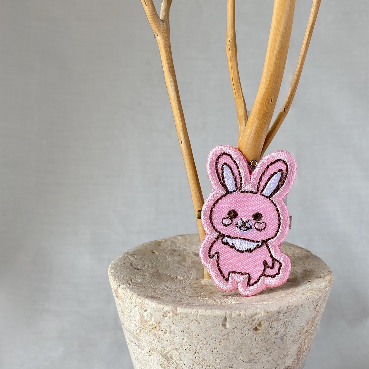 Mime オリジナルキャラクターの刺繍ブローチ うさぎはピンクとグレーで 質感を少し変えてみました エアハンドメイドマルシェ ハンドメイド 刺繍ブローチ