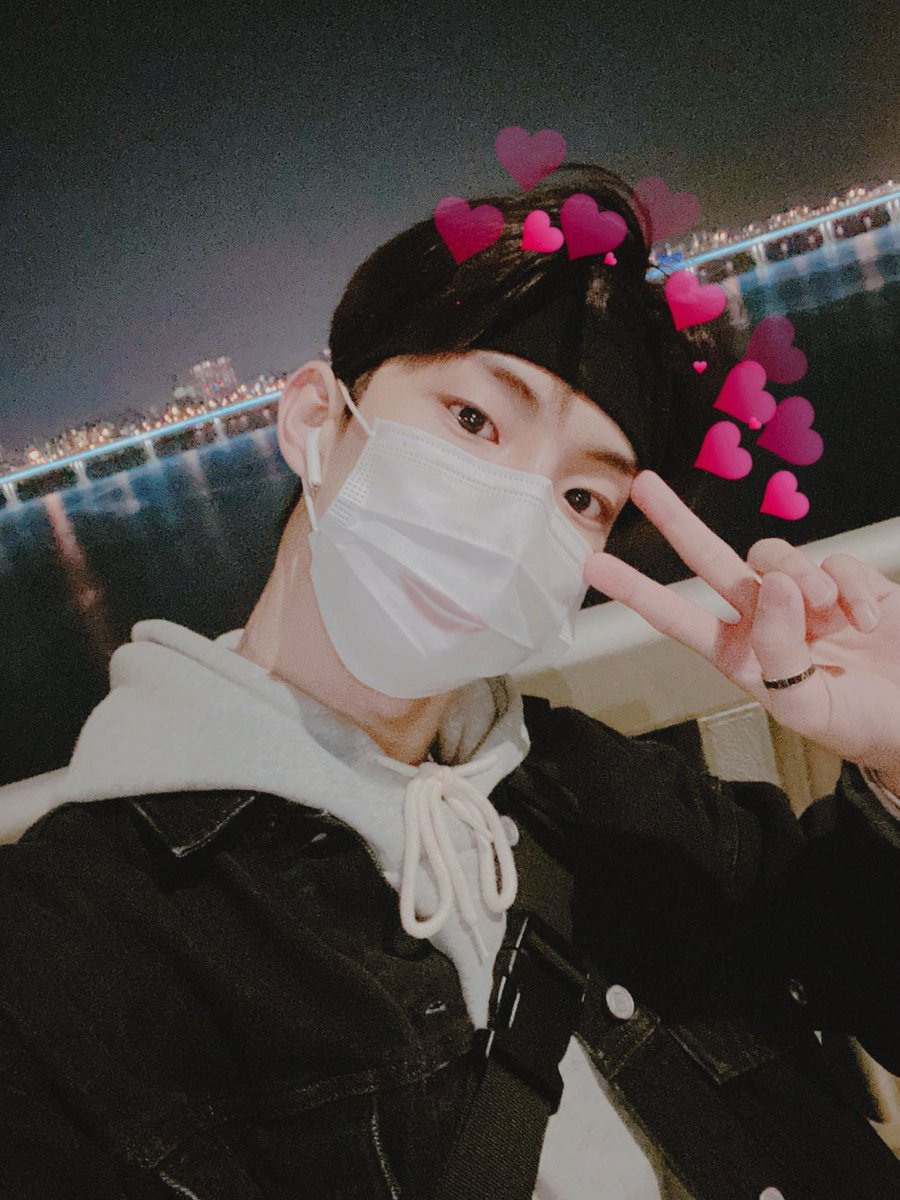 rvnh97's tweet photo. First time ikut TBSD wkwk.
Fotbar sama Changmin💘 ceritanya
Mukaku kenthank banget astaga wkwk
{#THEBOYZ #더보이즈 #thebselcaday #DeobiSelcaDay #deoBiselcadey #deobi #JiChangmin #Q #TBSD #kenthank} https://t.co/sZ74z1WtvD