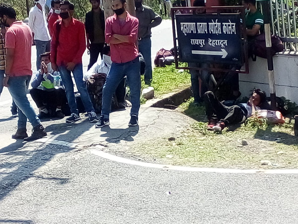 NityaNandKothi2's tweet photo. #सरकार_लोगों_को_परेशान_करना_बंद_करे  
पहले सभी को अपने अपने घर गांव जाने के लिए 
महाराणा प्रताप स्पोर्ट्स कॉलेज बुलाया 
अब प्रशाशन सबको वापस भेजने पर तुला है !!!
तो लोगों को घरों से बुलाया क्यों जब  ब्यवस्था नहीं थी?
@tsrawatbjp
#समस्त_विधायक_मंत्री https://t.co/sg5s86Sn7t