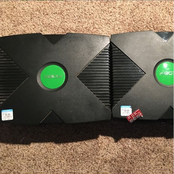 Xbmcmodsforxbo1's tweet photo. Daily pickup got 2 xboxs from local goodwill both were 10 each and one had a xecuter 2 chip #xecuter #xbox #originalxbox #ogxbox #moddedxbox https://t.co/KBGZXje4fE
