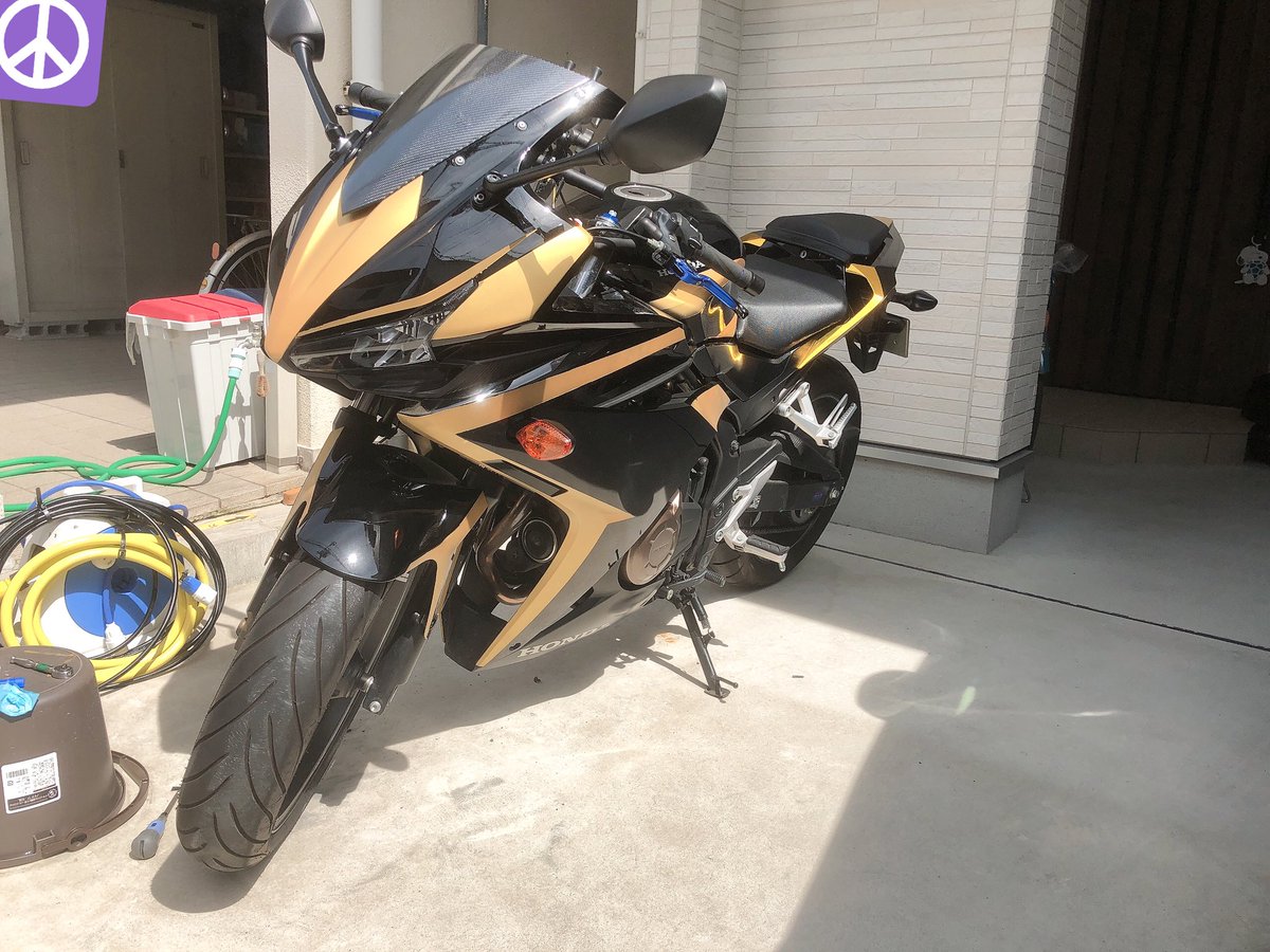 Chiaki Cbr400r やっと復旧終わった 結局塗装 笑 本間はカーボンラッピングしたかったんやけど難しいのとめんどくなって一部だけ ヘッドライトの上のアイラインがお気に入り クオリティは素人レベル笑 Cbr400r 黒金 自家塗装