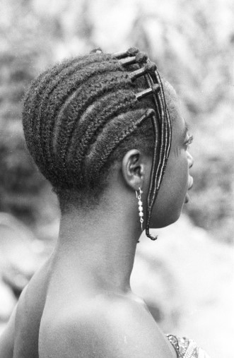               - Yoruba -Chez les Yorubas, les cheveux sont considérés comme la manifestation de l' intérieure, spirituelle de la tête & de la personne, car la tête est composée de deux parties : la tête physique, extérieure & la tête spirituelle, intérieure.