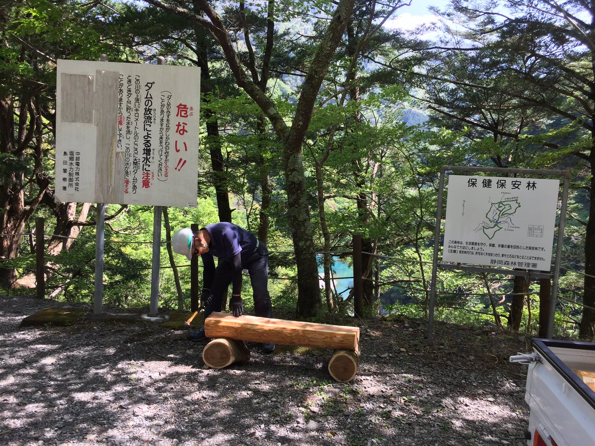 kuretake2985's tweet photo. 今日は、寸又峡温泉の組合員で温泉街と夢の吊橋方面遊歩道、の丸太イス…手づくり笑笑
草履石公園の池の清掃etc.....
早くコロナが終息して、お客様がたくさん来てくれますように…🤗
今日の寸又峡です。 https://t.co/FHZFf6sJfq