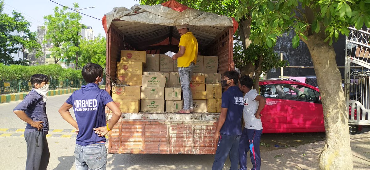 Dharmesh1005's tweet photo. “TeamWork divides the task and multiplies the Success”
#Volunteers divided into different teams are focused and whole heartedly working towards providing necessary supplies to the maximum people...
#FoodPreparation #StockMaintenance #Surveys #Distribution
#Covid19 @aajtak https://t.co/IGiBx5qarM
