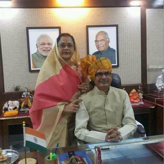 VD Sharma (@vdsharmabjp) on Twitter photo рдЬрди рдЬрди рдХреЗ рдкреНрд░рд┐рдп, рдордзреНрдпрдкреНрд░рджреЗрд╢ рдХреЗ рдпрд╢рд╕реНрд╡реА рдореБрдЦреНрдпрдордВрддреНрд░реА рдЖрджрд░рдгреАрдп рд╢реНрд░реА <a href="/ChouhanShivraj/">Shivraj Singh Chouhan</a> рдЬреА рдПрд╡рдВ рдЖрджрд░рдгреАрдп рднрд╛рднреАрдЬреА рд╢реНрд░реАрдорддреА рд╕рд╛рдзрдирд╛ рд╕рд┐рдВрд╣ рдЬреА рдХреЛ рд╡реИрд╡рд╛рд╣рд┐рдХ рд╡рд░реНрд╖рдЧрд╛рдВрда рдкрд░ рд╣рд╛рд░реНрджрд┐рдХ рдмрдзрд╛рдИ рдПрд╡рдВ рд╢реБрднрдХрд╛рдордирд╛рдПрдВред рдЬрди рдЬрди рдХреЗ рдкреНрд░рд┐рдп, рдордзреНрдпрдкреНрд░рджреЗрд╢ рдХреЗ рдпрд╢рд╕реНрд╡реА рдореБрдЦреНрдпрдордВрддреНрд░реА рдЖрджрд░рдгреАрдп рд╢реНрд░реА <a href="/ChouhanShivraj/">Shivraj Singh Chouhan</a> рдЬреА рдПрд╡рдВ рдЖрджрд░рдгреАрдп рднрд╛рднреАрдЬреА рд╢реНрд░реАрдорддреА рд╕рд╛рдзрдирд╛ рд╕рд┐рдВрд╣ рдЬреА рдХреЛ рд╡реИрд╡рд╛рд╣рд┐рдХ рд╡рд░реНрд╖рдЧрд╛рдВрда рдкрд░ рд╣рд╛рд░реНрджрд┐рдХ рдмрдзрд╛рдИ рдПрд╡рдВ рд╢реБрднрдХрд╛рдордирд╛рдПрдВред