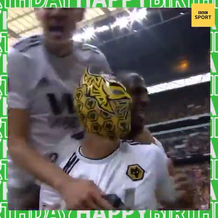 This is the kind of mask we like to see...

Happy birthday, Raul Jimenez! 