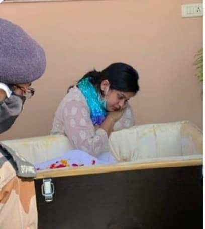 RashmiMbjp's tweet photo. #ArmedForces wives are made of courage, strength and bravery..!! My deepest respect to them..🙏🙏 #Handwada #IndianArmy https://t.co/mXgi9ioRYg