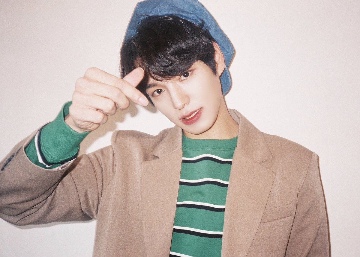 NewWorld_VICTON's tweet photo. [#찬]
Child...and...Now...🎩
다들 즐거운 어린이날 보내요...🖤-@ https://t.co/2zHehdCbg4