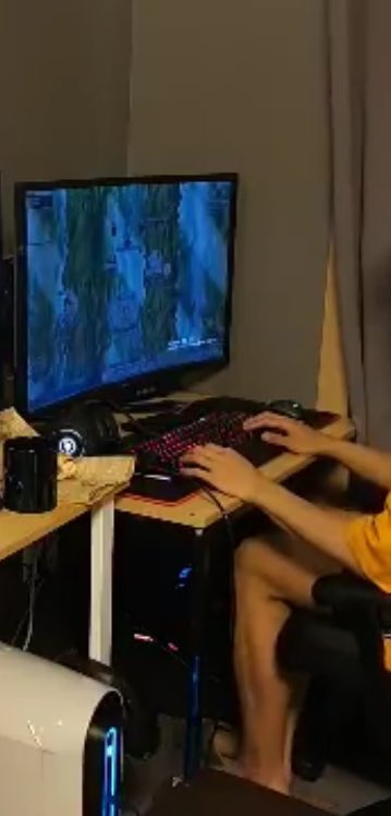 _KWONHOESHI's tweet photo. i just realized that scoups &amp; wonwoo’s pc is alienware aurora r9 which price is between PHP 90,000 to PHP 140,000 then there’s JEONGHAN &amp; SEOKMIN SMASHING THE HELL OUT OF THE KEYBOARD https://t.co/UlLeUdTIrw