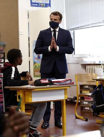MlleNobody88's tweet photo. #Macron qui visite une classe à #Poissy en mode #Kakashi
pour faire un petit placement produit: masque #MadeinFrance de la bonneterie #Chanteclair
#OpérationCommunication #Deconfinement11Mai #argent #ConfinementJour50 https://t.co/4giJWrhl8K
