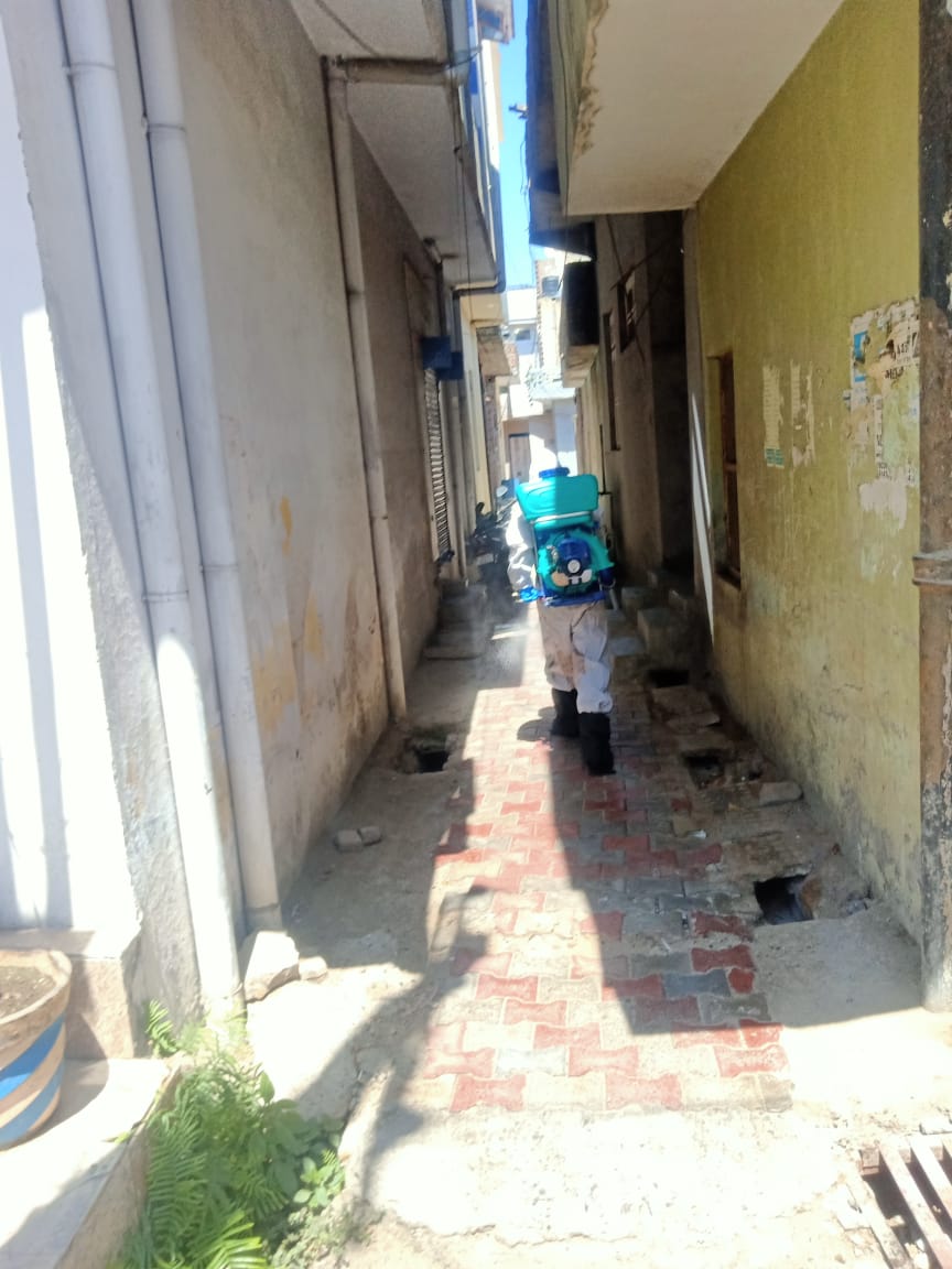 jmcjammu's tweet photo. Jammu Municipal Corporation today sanitized whole Ashok Nagar Satwari area where a COVID-19 positive patient was found yesterday. https://t.co/hHv0Guw0Lh