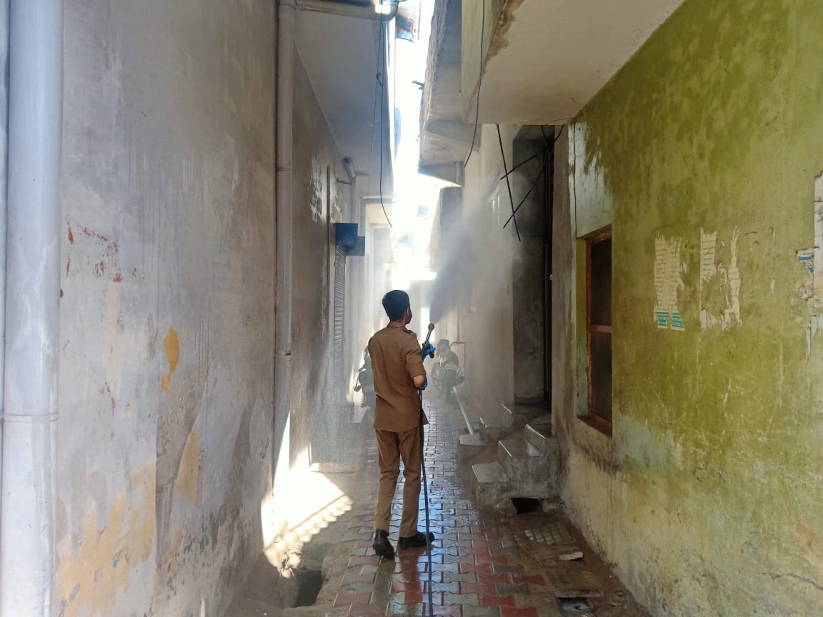 jmcjammu's tweet photo. Jammu Municipal Corporation today sanitized whole Ashok Nagar Satwari area where a COVID-19 positive patient was found yesterday. https://t.co/hHv0Guw0Lh