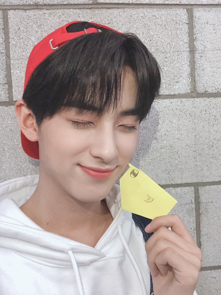 minkyu_0312's tweet photo. [💌PHOTO]
어린이 밍규와 똑닮은
오늘의 밍규도 귀여워🍭

#김민규 #민규 #KIMMINKYU
#더쇼 #THESHOW #밍쇼 https://t.co/GSvK5C6AWs