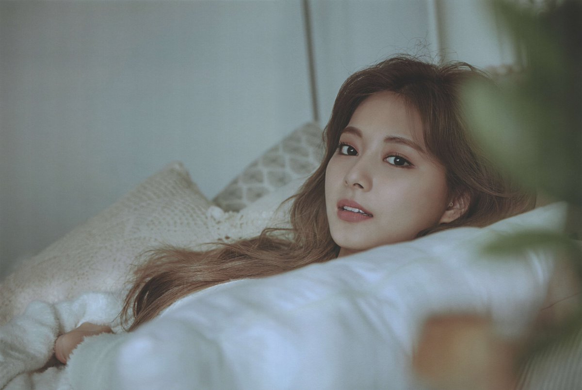 SCAN] Yes, I am Tzuyu (1st Photobook) page 148&149 (composite and