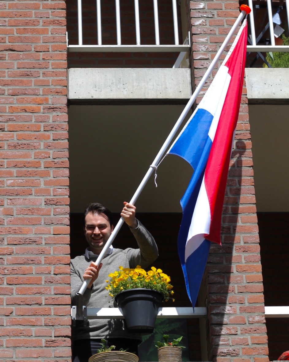 Vandaag hangt onze fractievoorzitter de vlag uit op #bevrijdingsdag. Doen jullie dit ook? 🇳🇱
