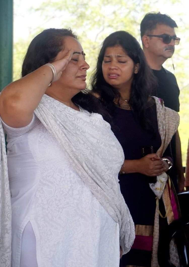 SRLYADAV1's tweet photo. Brave wife of a brave #ColonelAshutoshSharma.
Pallavi Sharma said she won’t disrespect the sacrifice of #ColAshutosh by shedding tears.
Salute to her dignity & bravery in the face of such huge personal loss.🙏🇮🇳❤️💔 https://t.co/78EovSu6AG