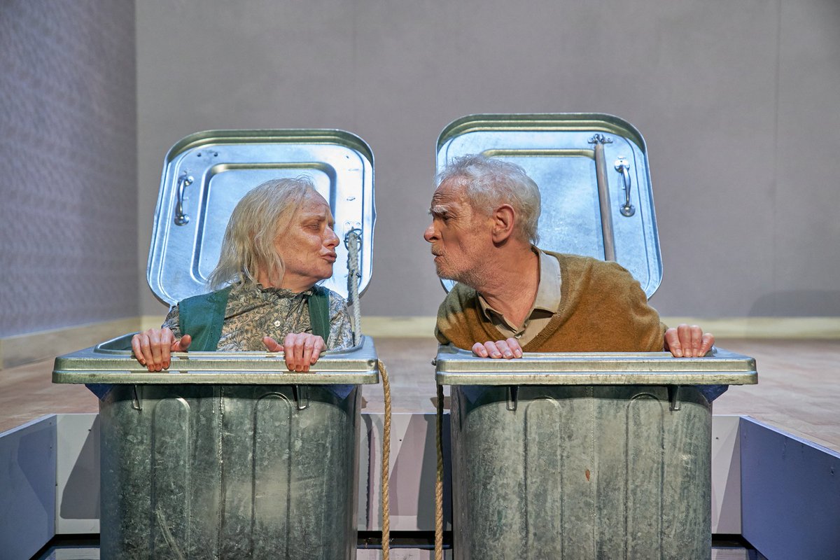 oldvictheatre's tweet photo. #OVCreativeTasks No. 13
Recreate this π https://t.co/ndv9jgB61U