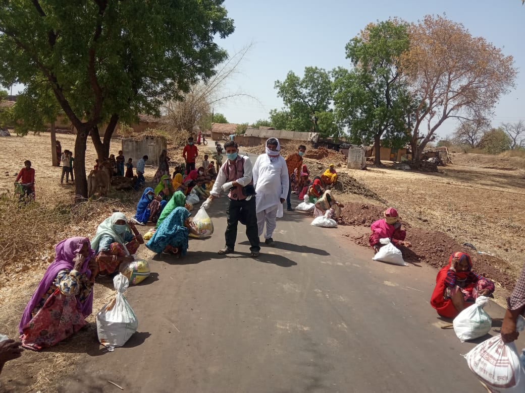 Surendr84893858's tweet photo. आज दिनांक 5-5-2020 को संपर्क समाज सेवी संस्था रायपुरिया  द्वारा 8गाँव के 134 अति गरीब परिवार(विधवा महिला,बुजुर्ग व विकलांग )आदी व्यक्तियों को राशन सामग्री वितरण की गई।#evolintar @ndesai52 @SamparkSocial @JansamparkMP @ChouhanShivraj @CMMadhyaPradesh  @Chandra31067522 @jhabuapost https://t.co/szJnGyDdYI