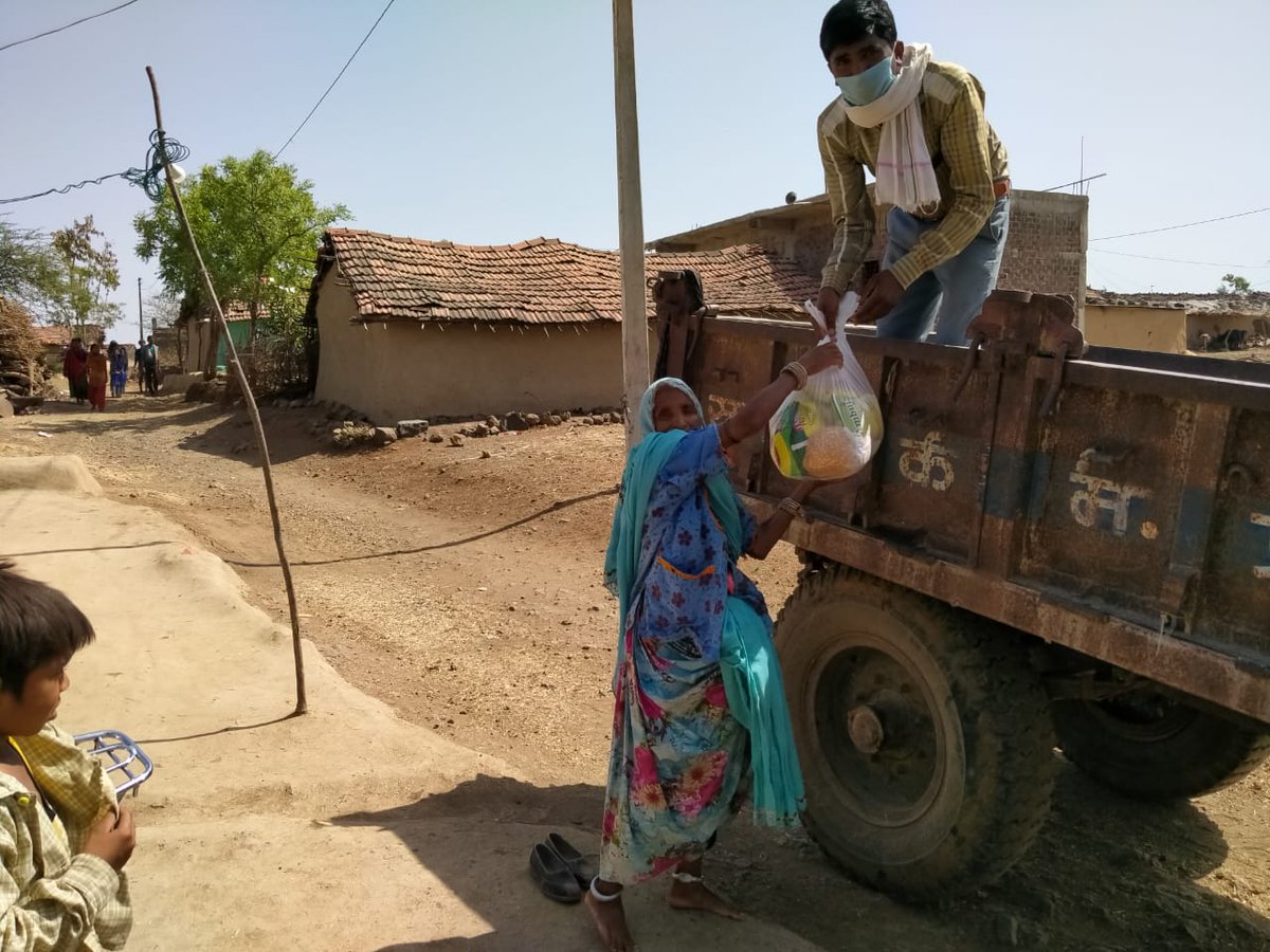 Surendr84893858's tweet photo. आज दिनांक 5-5-2020 को संपर्क समाज सेवी संस्था रायपुरिया  द्वारा 8गाँव के 134 अति गरीब परिवार(विधवा महिला,बुजुर्ग व विकलांग )आदी व्यक्तियों को राशन सामग्री वितरण की गई।#evolintar @ndesai52 @SamparkSocial @JansamparkMP @ChouhanShivraj @CMMadhyaPradesh  @Chandra31067522 @jhabuapost https://t.co/szJnGyDdYI