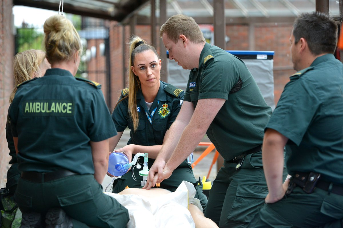 SECAmbRecruit's tweet photo. Apprenticeship Associate Ambulance Practitioner opportunity!! Based in Chertsey, Surrey, you'll provide ambulance aid &amp; drive under emergency blue lights. 
Course duration: 14 weeks classroom based learning and 4 weeks driving. Closes 10 May! https://t.co/cHqoQPPcbu https://t.co/ruNKkEouBH