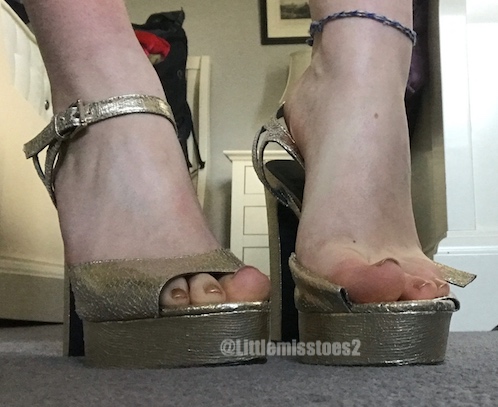 Littlemisstoes2's tweet photo. when your nail polish matches your shoes 🤤

#feet #toes #footfetish #footfetishnation #feetlover #feetpics #prettyfeet #cutefeet #beautifulfeet #perfectfeet https://t.co/yZS1N9KQ8L