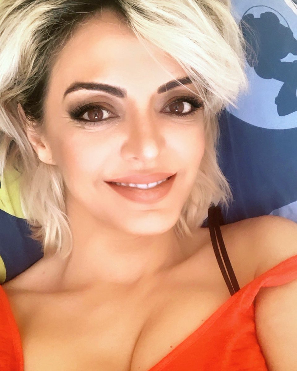 MercheOficial's tweet photo. “No me digas cómo tengo que actuar, que feminismo es Libertad” ❤️ Besos con el codo!! 💋💋💋💪🏼 #loquemedelagana #EsAhora #COVIDー19 #Selfieencasa #COVID19 #YouTube #VEVOLift #LoQueMeDeLaGana 👉🏻 https://t.co/l1SZ7zIE9c https://t.co/uufQ8Ivv4b