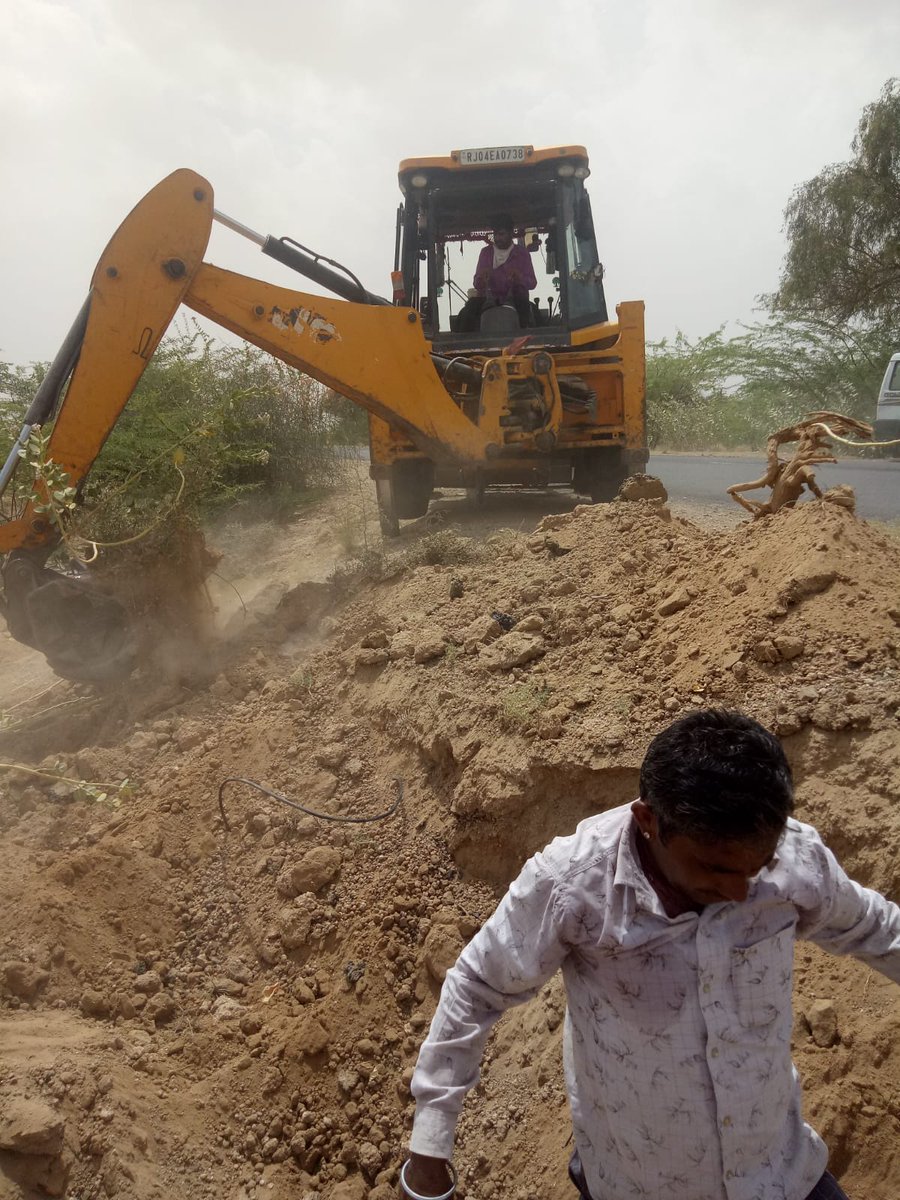 BSNL_RJ's tweet image. #BSNL अग्रिम पंक्ति के  #CoronaWarriors व #BSNL उपभोक्ताओं को निर्बाध संचार सेवा उपलब्ध कराने हेतु प्रतिबद्ध है । #BSNL जिला बाड़मेर व जिला कोटा  OFC #CoronaWarriors केबल मरम्मत का कार्य करते हुए ।
#IndiaFightsCorona 
@BSNLCorporate
#COVIDWarriors