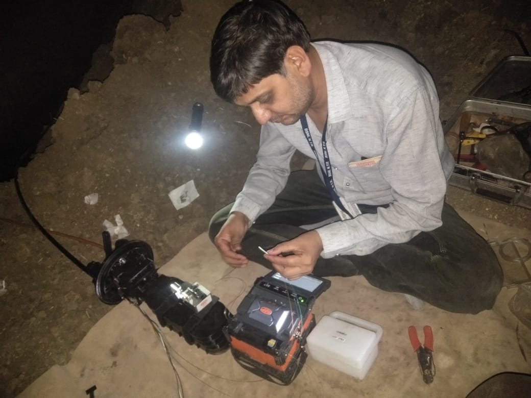 BSNL_RJ's tweet image. #BSNL अग्रिम पंक्ति के  #CoronaWarriors व #BSNL उपभोक्ताओं को निर्बाध संचार सेवा उपलब्ध कराने हेतु प्रतिबद्ध है । #BSNL जिला बाड़मेर व जिला कोटा  OFC #CoronaWarriors केबल मरम्मत का कार्य करते हुए ।
#IndiaFightsCorona 
@BSNLCorporate
#COVIDWarriors