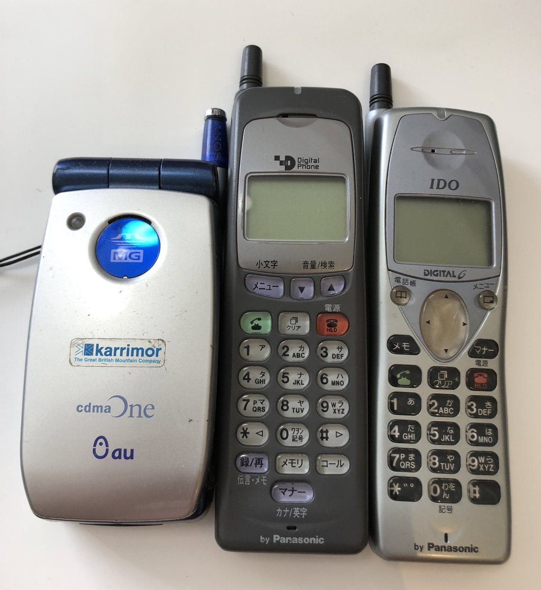 初代はないけど、歴代の携帯。 東京デジタルフォンは ソフトバンクに。 IDO通信は auに。
