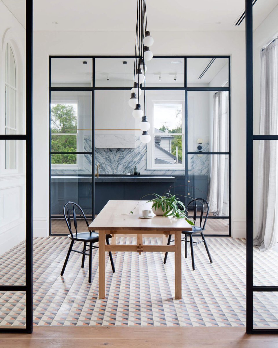 If you love to entertain and host dinner parties, steel frame windows could be the perfect pièce de résistance to your humble dining room setting. In an open plan living space, steel frame windows work to create a cozy nook or alcove.
-
📷yellowtrace