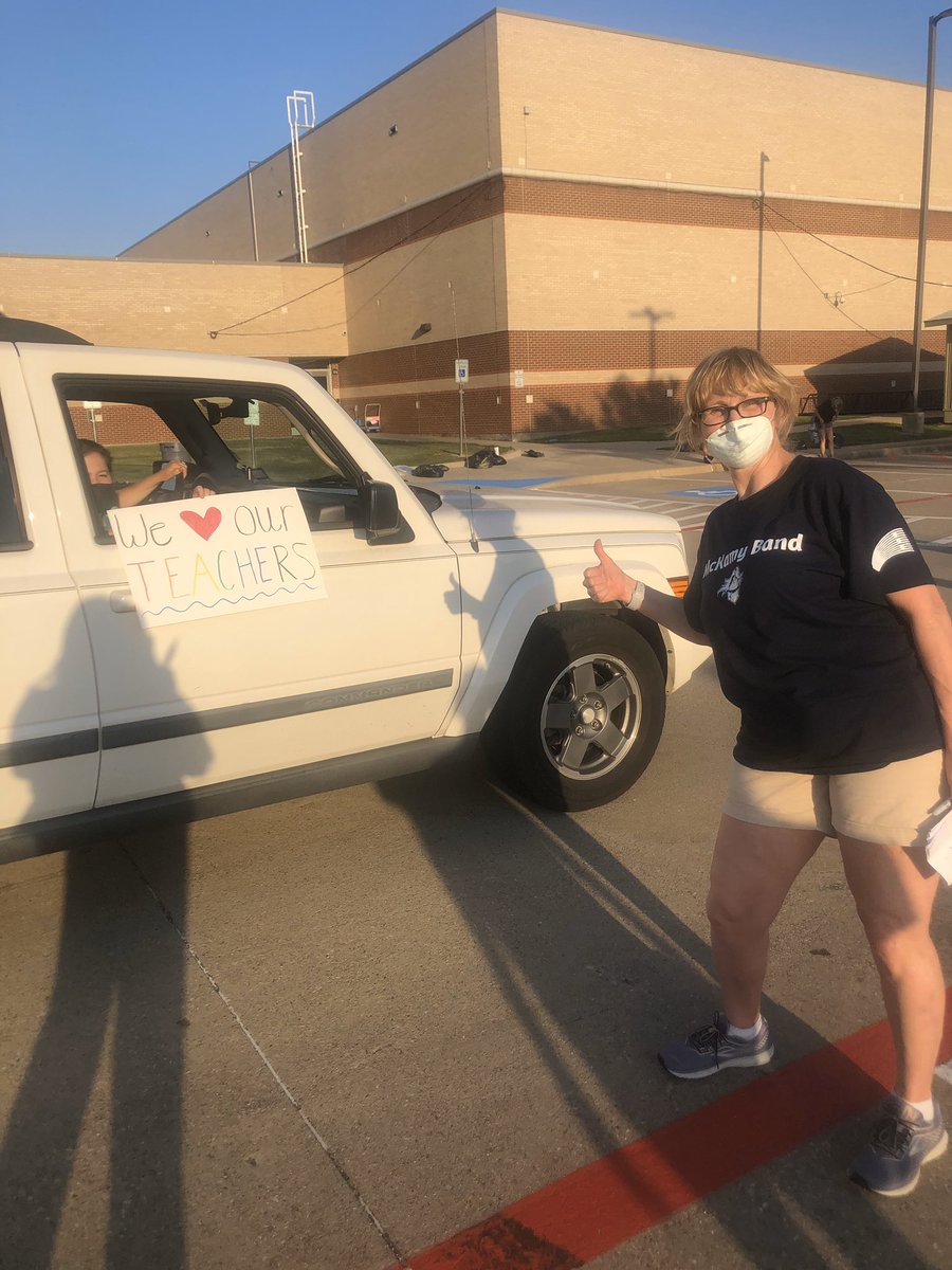 KellyKnight5's tweet photo. 6th grade student distribution/collection night @McKamyMS & look what this sweet family did! #StartWithHi #LISDChat #LISDAtHome #WeAreMcKamy https://t.co/jkXypdMWtg