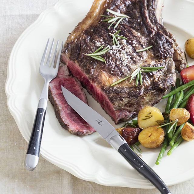 TheWineHouseRu's tweet photo. Красивая подача усиливает вкус блюда!
На фото: нож и вилка для стейка Forge de Laguiole с рукоятью из эбенового дерева.
https://t.co/D9yrldTUZ0
_______________________
#нож #ножи #вилка #ножиручнойработы #ножи #ножиназаказ #русскоеножевоесообщество #русскийножевойинстаграм https://t.co/WziaANX8p6