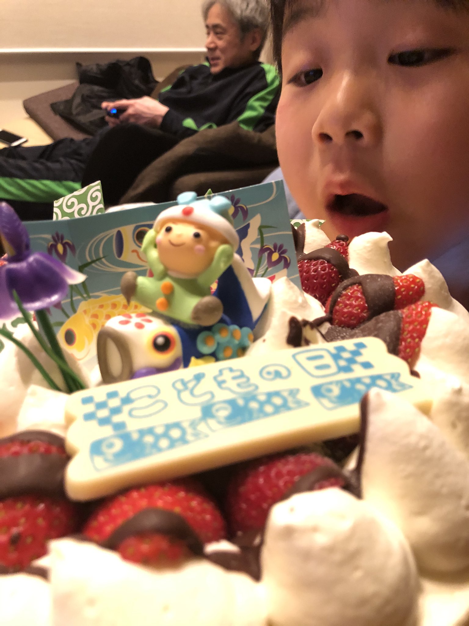 ちあき お菓子 分子栄養学 倶知安駅前のおかしなお菓子屋 子供の日でした しかし この息子は ケーキは食べず 飾りの砂糖菓子と チョコプレートしかたべない ケーキをよろこんでくれない 菓子屋の子あるある T Co H8yweno7jb Twitter