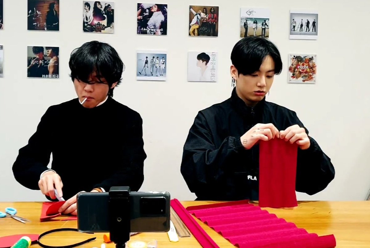 BeyondTheSea613's tweet photo. Para los que aún no saben, Tae y JK están haciendo claveles por adelantado para el Día de los Padres, que es el 8 de mayo. Los niños en Corea generalmente les dan claveles a sus padres en este día, que simbolizan el deseo de buena salud, amor y respeto. 

@BTS_twt #BTS https://t.co/7hXAjytNj2