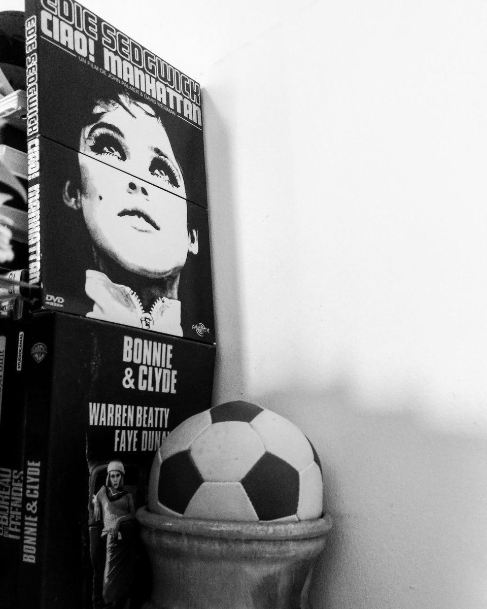 Orosedo's tweet photo. Jour 50
Incongruité.
#blackandwhitephotography #blackandwhite #noiretblanc
#ciaomanhattan #ediesedgwick #egeria #bonnieandclyde #arthurpenn #fayedunaway #warrenbeatty #dvdcollection #dvdcollector #football #ball #covid_19 #confinement https://t.co/gGnp3MBsxI