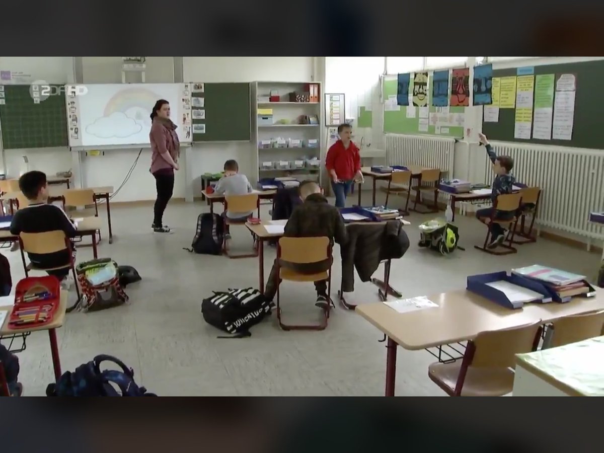 ciffi's tweet photo. „Gruppen- und Partnerarbeit fällt weg, so dass wir wieder zu einem Frontalunterricht kommen. Das seh ich ein bisschen kritisch, weil die Kinder solche Lernformen nicht mehr gewöhnt sind“ Schulleiterin #coronalearning (Quelle: @zdf aus Mainzer Schule gestern abend) https://t.co/0dtADRiJ9y