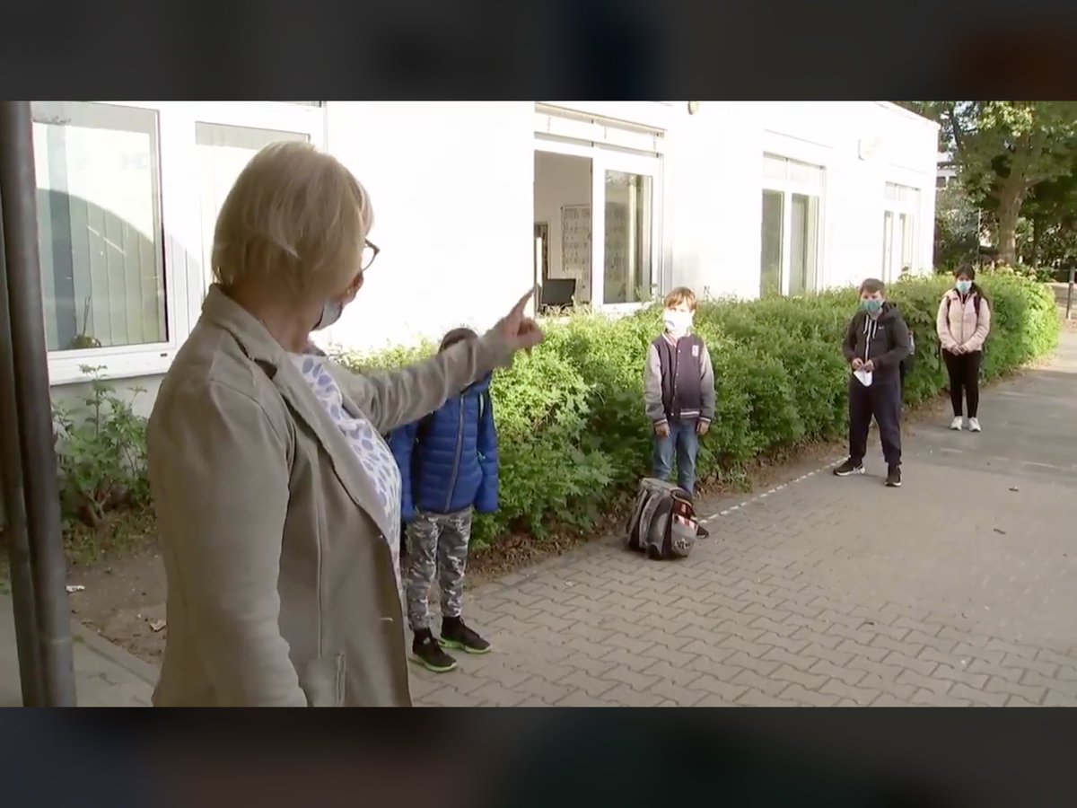 ciffi's tweet photo. „Gruppen- und Partnerarbeit fällt weg, so dass wir wieder zu einem Frontalunterricht kommen. Das seh ich ein bisschen kritisch, weil die Kinder solche Lernformen nicht mehr gewöhnt sind“ Schulleiterin #coronalearning (Quelle: @zdf aus Mainzer Schule gestern abend) https://t.co/0dtADRiJ9y
