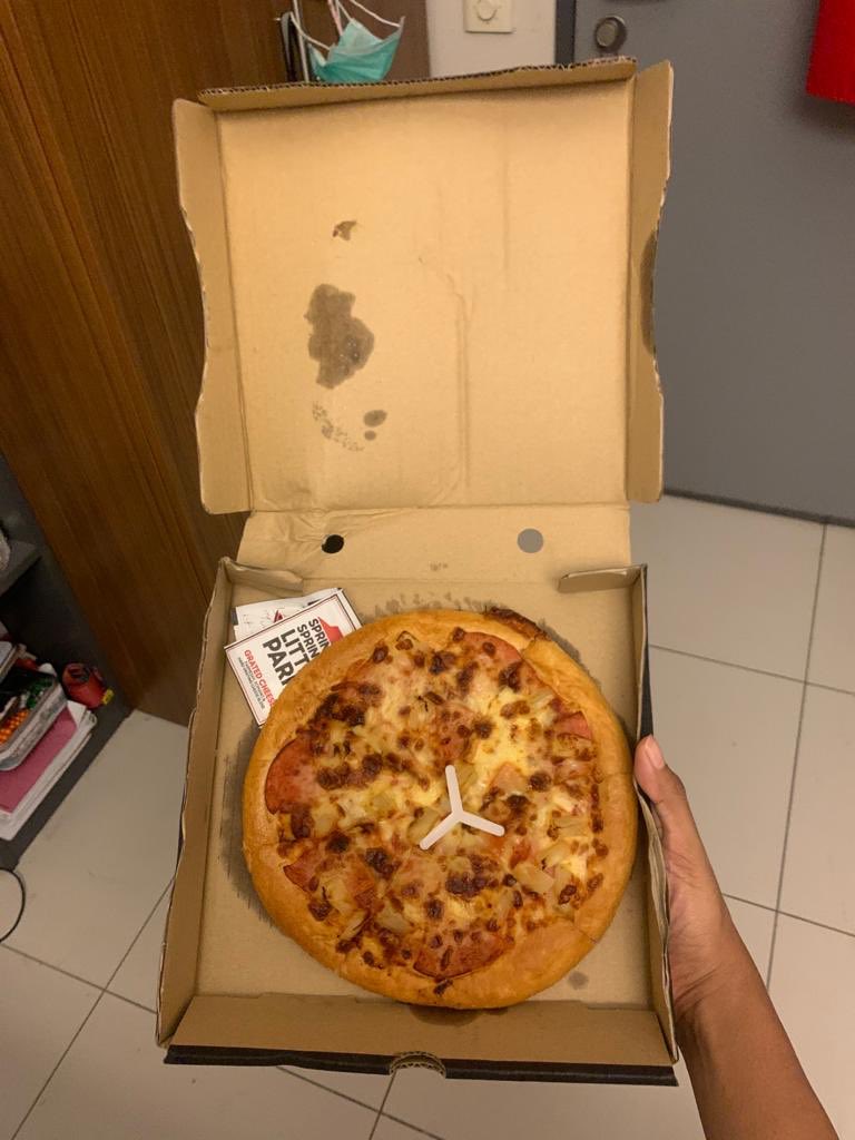 anganagbarua's tweet photo. @PizzaHut_SG even in times like this, wasn’t expecting you to stoop so low. Ordered two regular pizzas and instead we got two PERSONAL PIZZAS cut in six pieces. This is cheating, wasn’t expected - especially when the order is for college students. #shame https://t.co/Tc2KObS2Xr