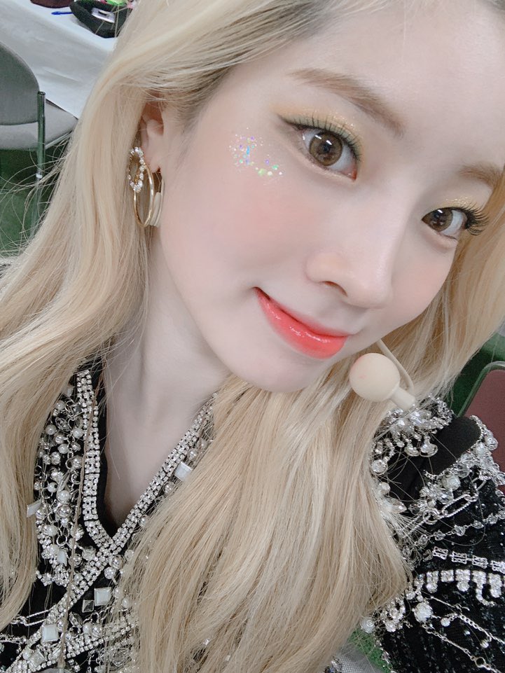 125. i am very much dahyun deprived so i’m so glad they dropped this selca. her eyes are so pretty 
