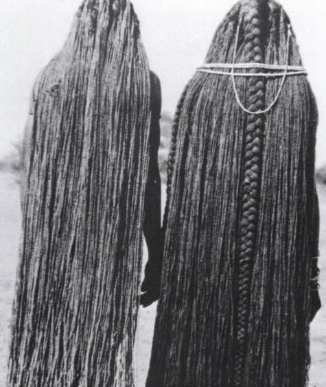 Les cheveux sont ensuite coiffés en 4 longues tresses eembuvi épaisses . Une fois que les filles ont réussi leur cérémonie d'initiation, elles sont considérées comme des ovafuko (mariées)….
